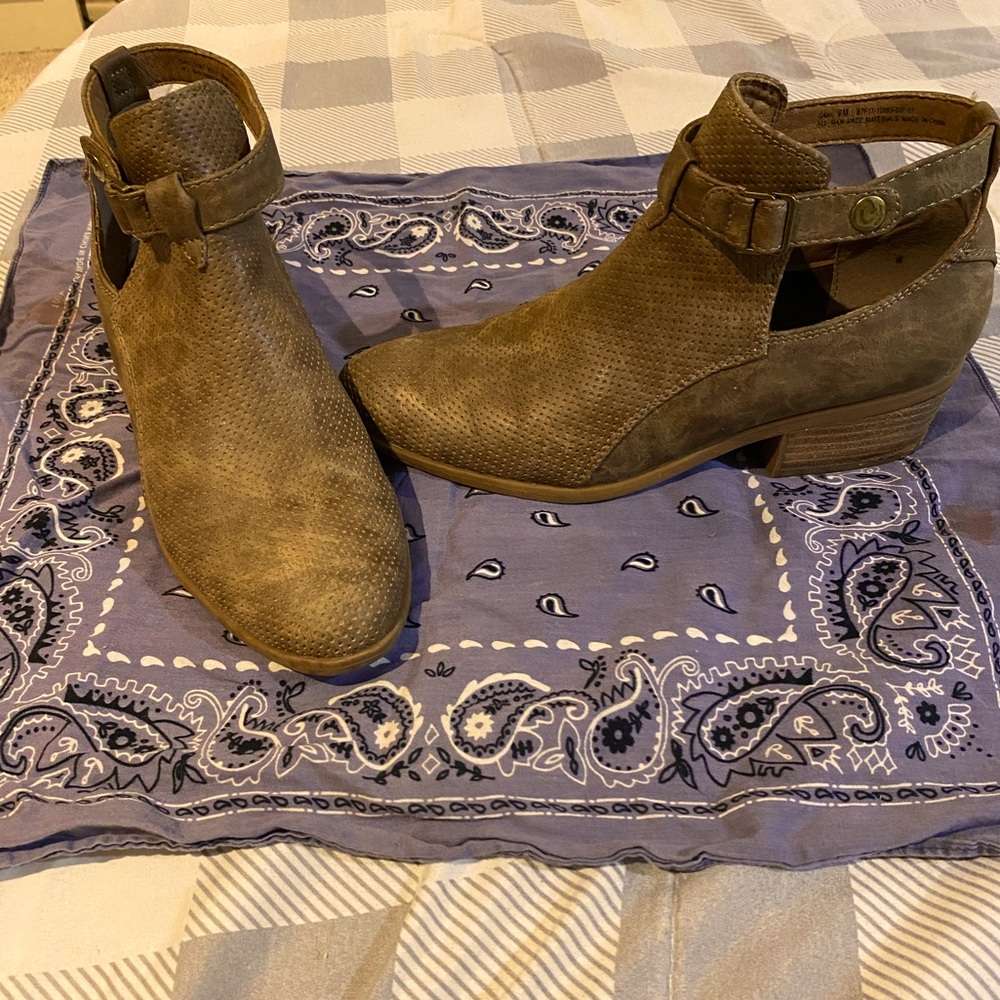 Baretraps Gahl brown / tan bootie ankle boots.